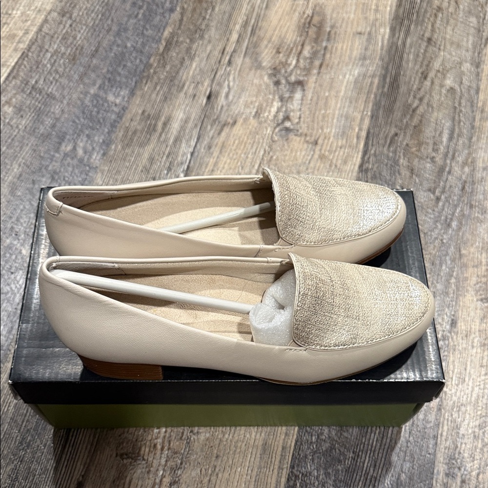 Trotters Cream and Tan Loafers- Monarch size 6. New in box. Leather
